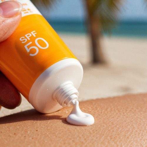 appliquer-de-la-creme-solaire-spf-50-a-la-plage